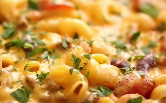 ONE POT CHILLI MAC AND CHEESE