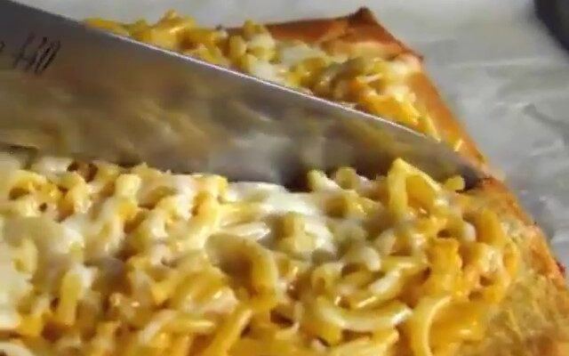How to Make Mac and Cheese Pizza