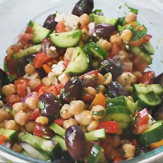 Easy Mediterranean Chickpea Salad